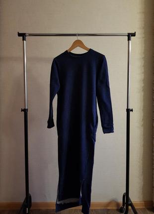 Синее платье миди с асимметрией и разрезами по бокам