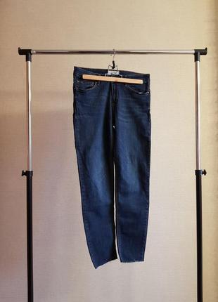 Класичні вузькі джинси з обрізаним низом