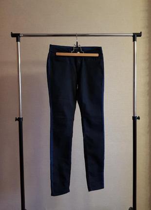 Черные крашенные узкие джинсы с оставленными синими элементами