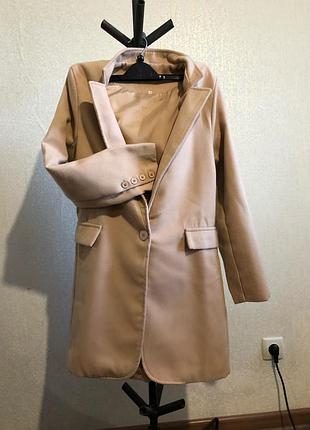Бежевое пальто осень/весна