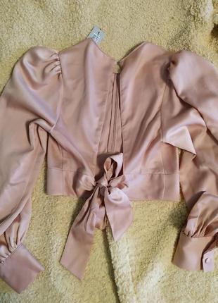 Блуза атласная с открытой спиной персикового цвета кроп топ бант завязки2 фото