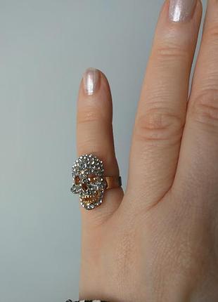 Колечко череп, в мелкие блестящие камушки.