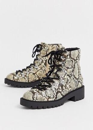 New fehion ботинки в стиле dr martens в змеиный принт от бренда new look массивная подошва