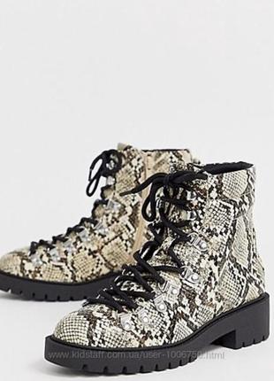 New fehion ботинки в стиле dr martens в змеиный принт от бренда new look массивная подошва