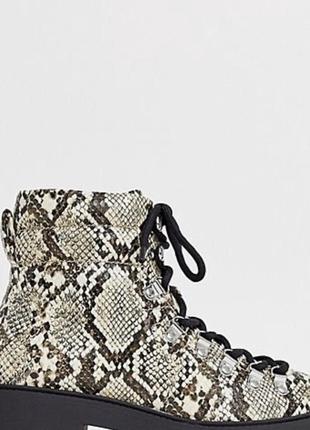 New fehion ботинки в стиле dr martens в змеиный принт от бренда new look массивная подошва