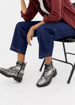 New fehion ботинки в стиле dr martens в змеиный принт от бренда new look массивная подошва6 фото