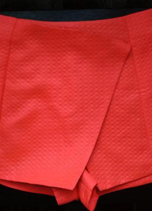 Дуже яскраві шорти-спідниця від top shop з фактурної тканини5 фото