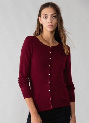 Свитер цвета марсала