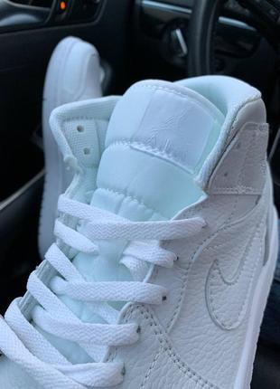 Кроссовки nike air jordan 1 mid triple white кросівки — цена 2674