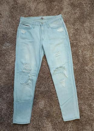 Джинсы girlfriend с дырками