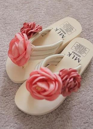 Бежеві шльопанці квіти р. 36-39