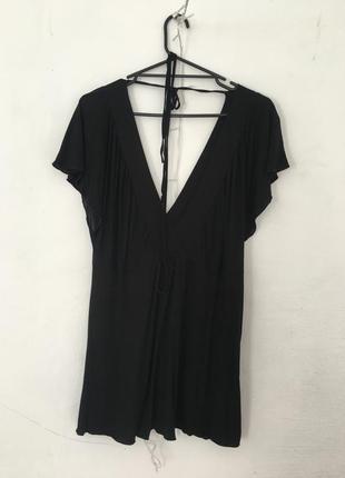 Футболка с открытой спиной и глубоким декольте