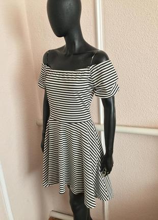 Новое стильное модное красивое платье в полоску из италии