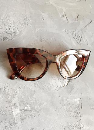 Сонцезахисні окуляри кішечки з глянцевою леопардовою оправою4 фото