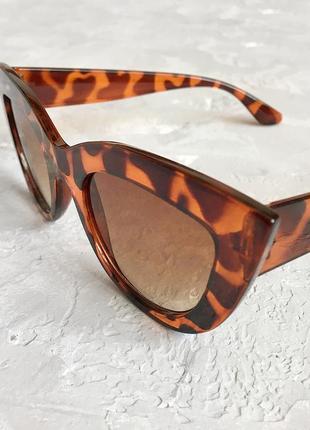Сонцезахисні окуляри кішечки з глянцевою леопардовою оправою5 фото