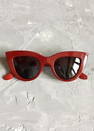 Сонцезахисні окуляри кішечки з глянцевою вишневою оправою1 фото
