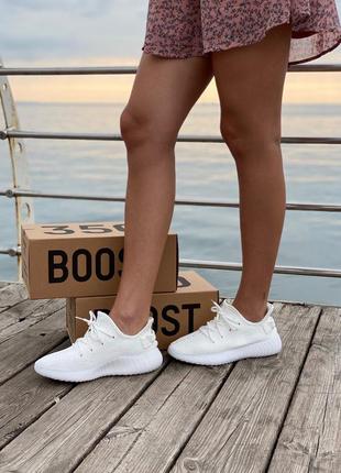 Белые лёгкие летние женские кроссовки адидас изи adidas boost 3502 фото