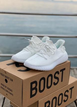 Белые лёгкие летние женские кроссовки адидас изи adidas boost 350