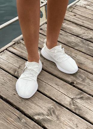 Белые лёгкие летние женские кроссовки адидас изи adidas boost 3503 фото