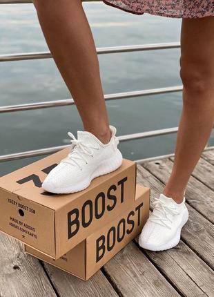 Белые лёгкие летние женские кроссовки адидас изи adidas boost 3504 фото