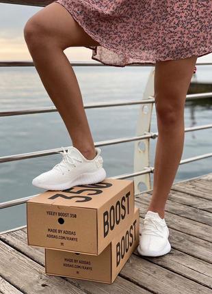 Белые лёгкие летние женские кроссовки адидас изи adidas boost 3505 фото