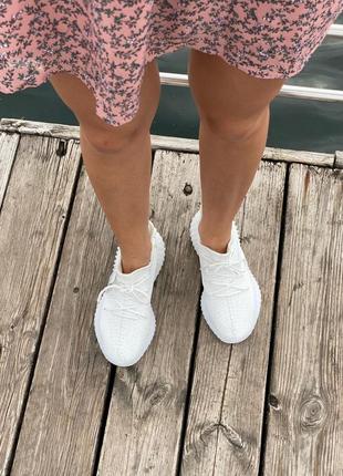 Белые лёгкие летние женские кроссовки адидас изи adidas boost 3506 фото