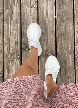 Белые лёгкие летние женские кроссовки адидас изи adidas boost 3508 фото
