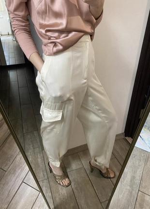 Атласные штаны карго молочно-белого цвета с карманами l6 фото