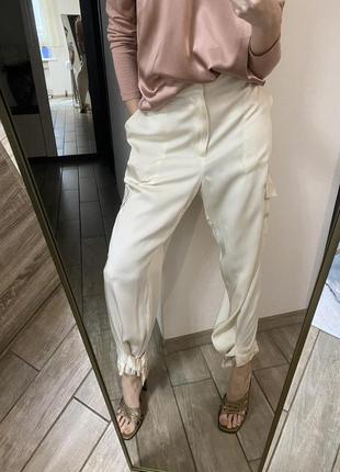 Атласные штаны карго молочно-белого цвета с карманами l7 фото