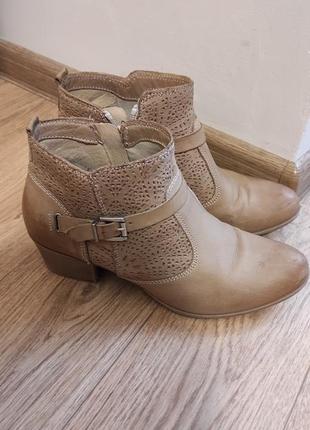 Нюдові черевики козаки натуральна шкіра з перфорацією3 фото