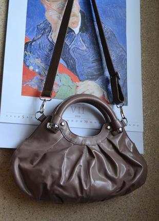 Karen millen кожаная сумка на длинном ремне. натуральная лаковая кожа.1 фото