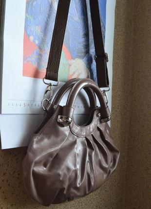 Karen millen кожаная сумка на длинном ремне. натуральная лаковая кожа.3 фото