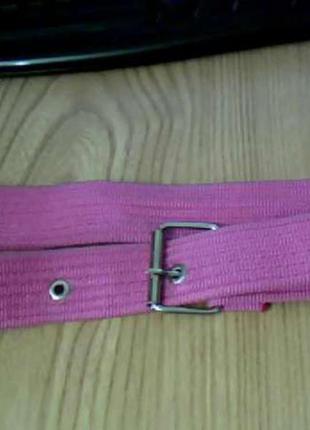 Пояс ремень розового цвета.