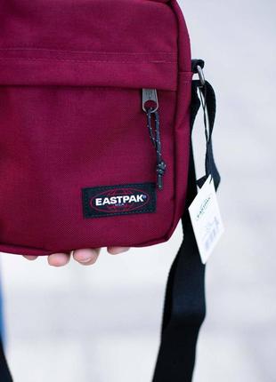 Сумка мессенджер через плечо eastpak the one messenger естпак истпак барсетка бордовая4 фото