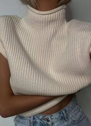 Об'ємний трендовий светр з підплічниками4 фото