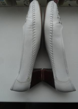 Белые кожаные туфли на небольшом каблучке2 фото