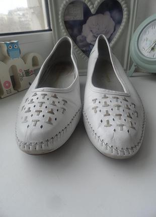 Білі шкіряні туфлі на невеликому каблучку