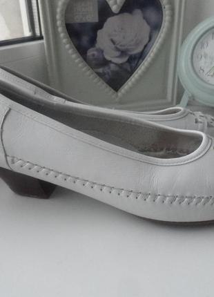Белые кожаные туфли на небольшом каблучке4 фото