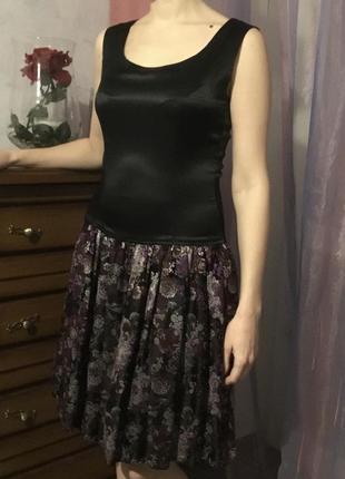 Короткое чёрное платье с цветной объемной юбкой4 фото