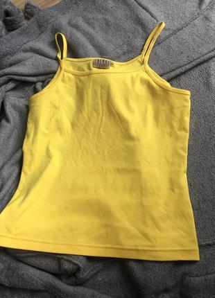 Маечка новая, стильная.