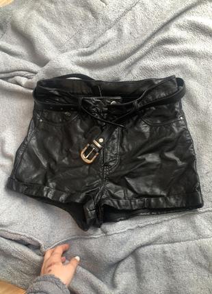 Кожаные шорты с поясом