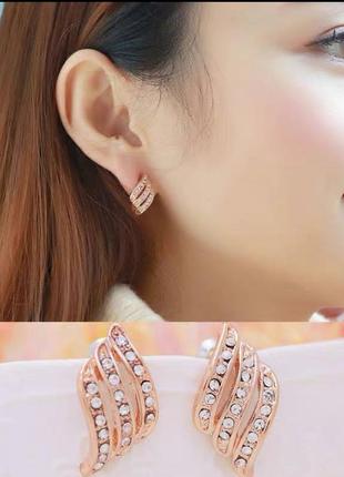 Модні жіночі золотисті сережки-гвоздики з кристалами2 фото
