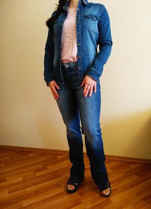 Джинсовый комплект стильной джинсы + джинсовая рубашка размер l2 фото