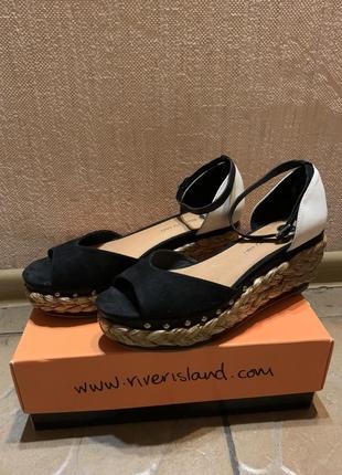 Босоніжки river island в стилі бохо