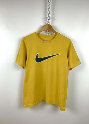 Оригинальная желтая футболка nike big logo swoosh