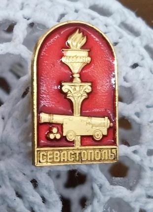 Вінтажна брошка-значок (срср)з символом міста-героя севастополя-корабельної гармати