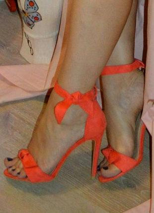 Бомбезні босоніжки від vices