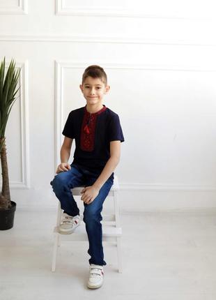 Вишита футболка для хлопчика з стійкою