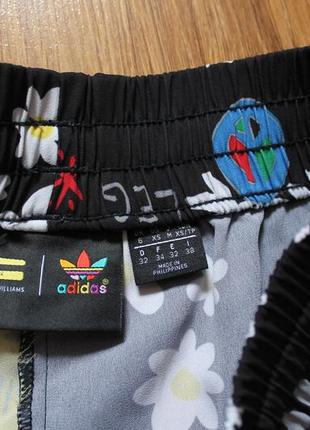 Яркие женские легкие летние шорты adidas originals x pharrell williams artist shorts5 фото