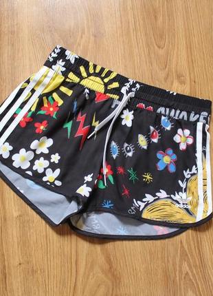 Яркие женские легкие летние шорты adidas originals x pharrell williams artist shorts2 фото